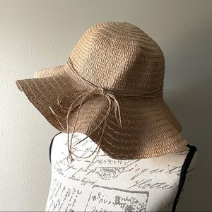 Wide brimmed Straw Hat